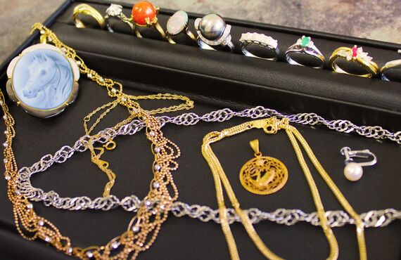 金相場高騰中！片方だけのイヤリング、古いデザインの指輪等一点でも買取致します